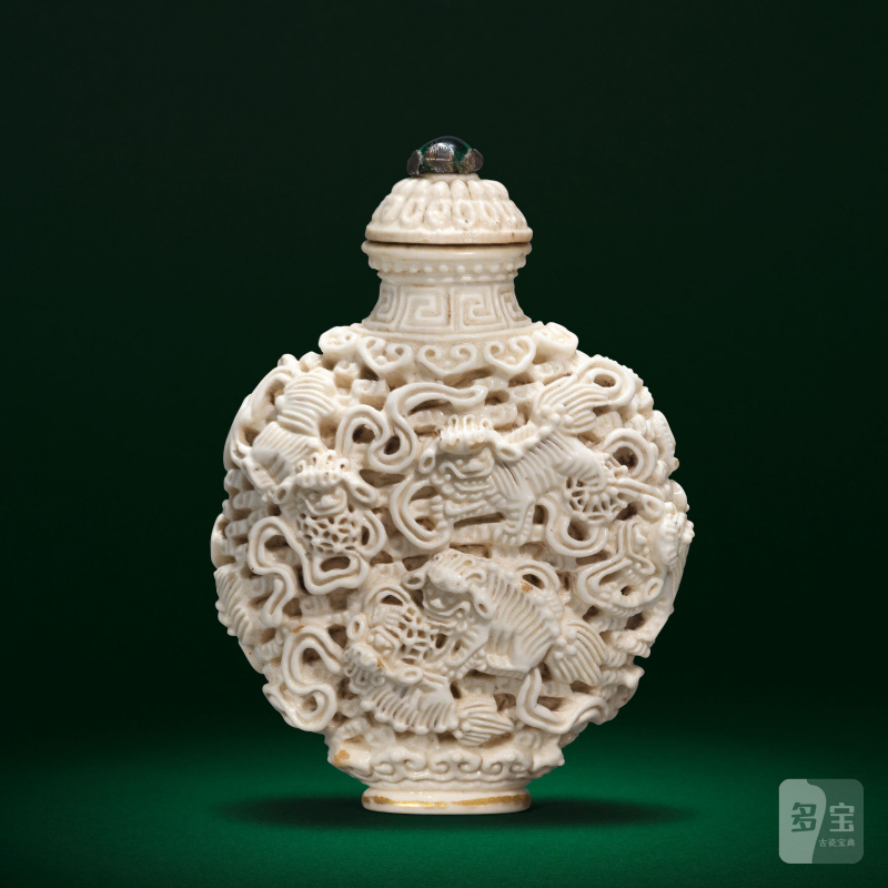 清嘉慶 瓷胎鏤雕獅子戲球紋鼻煙壺 | A WHITE-GLAZED RETICULATED 'BUDDHIST LIONS' SNUFF BOTTLE AND STOPPER - 图1